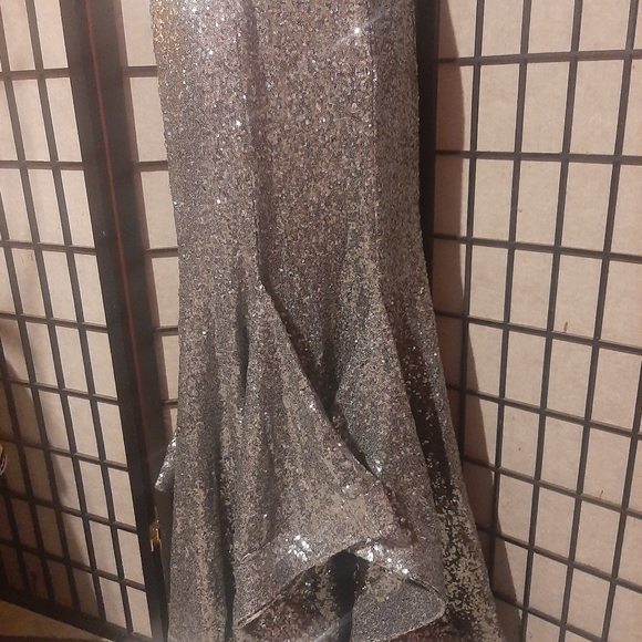 Silver sequined  gown - Picture 5 of 10